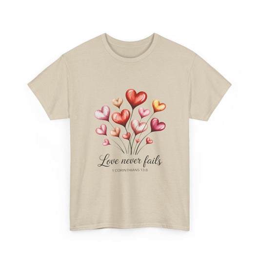 Camiseta Cristiana “Love Never Fails” – 1 Corinthians 13:8 – Diseño de Corazones Acuarela