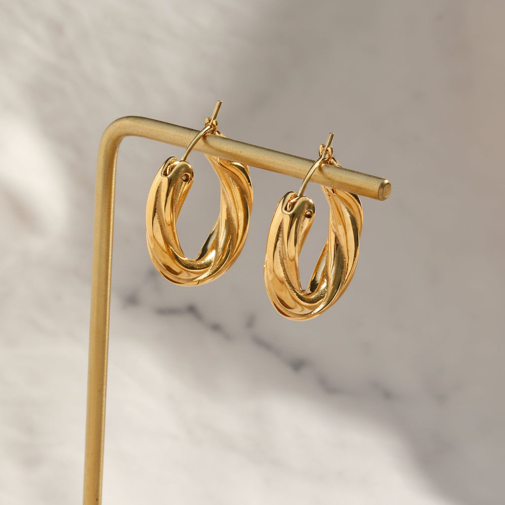 Aretes de Aro Dorado Trenzado – Elegancia Minimalista para Mujer
