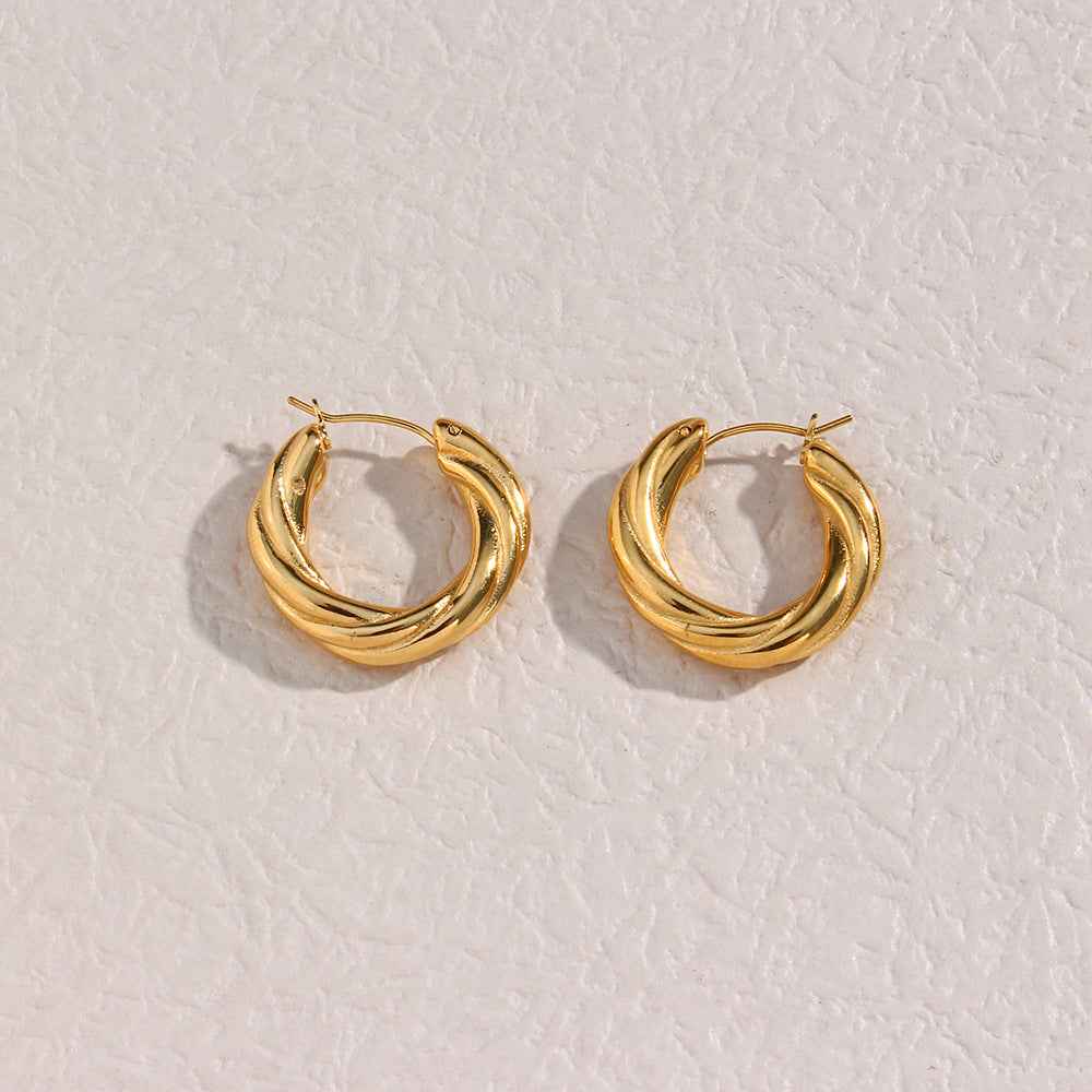 Aretes de Aro Dorado Trenzado – Elegancia Minimalista para Mujer