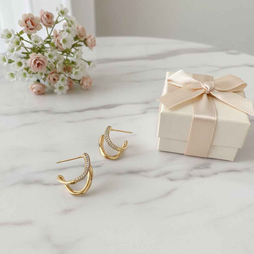 Aretes Dorados Elegantes con Zirconia | Brillo Fino y Estilo Minimalista