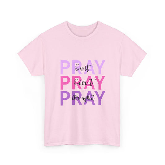 Camiseta Cristiana Pray On It – Pray Over It – Pray Through It | T-Shirt Mujer de Fe