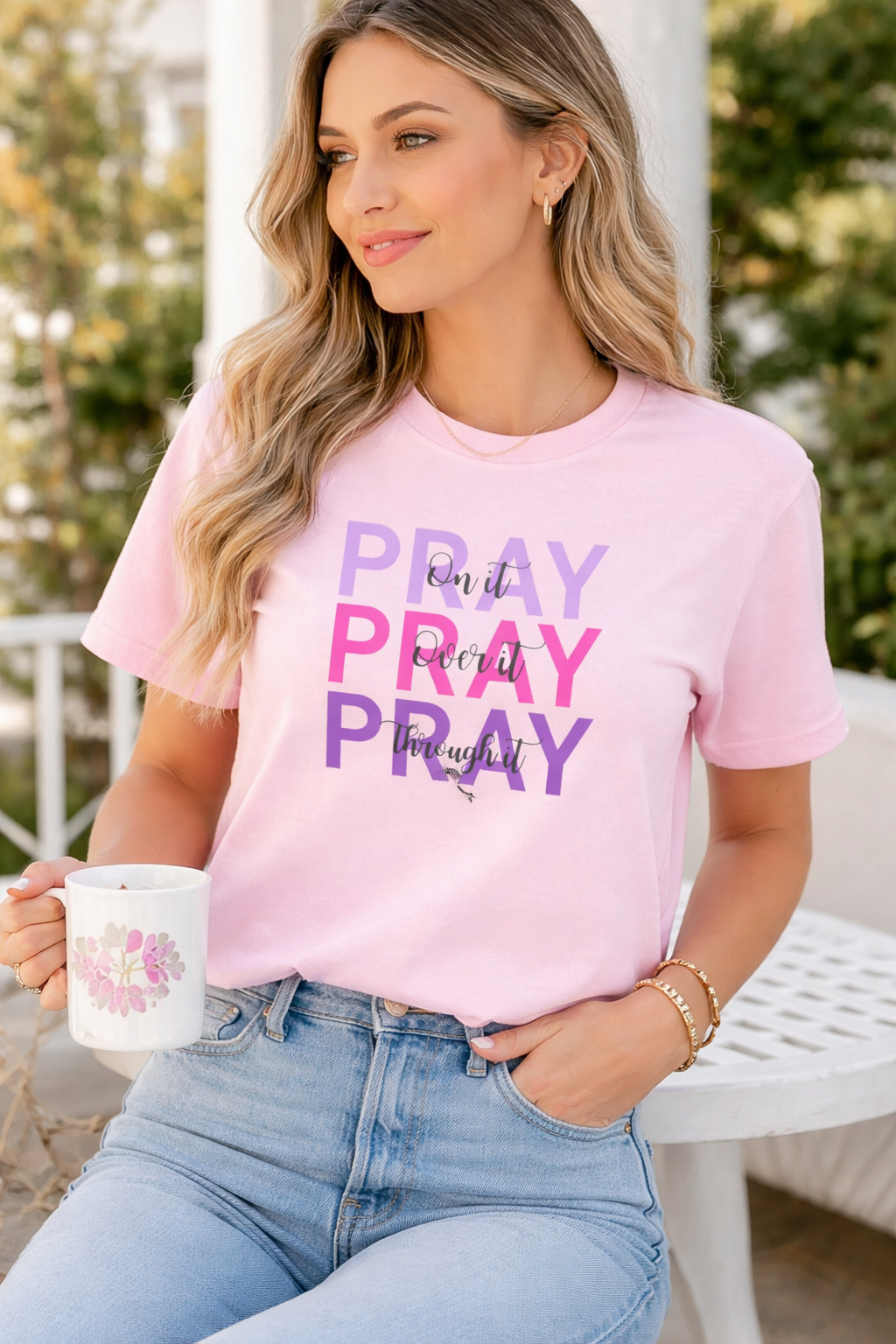 Camiseta Cristiana Pray On It – Pray Over It – Pray Through It | T-Shirt Mujer de Fe