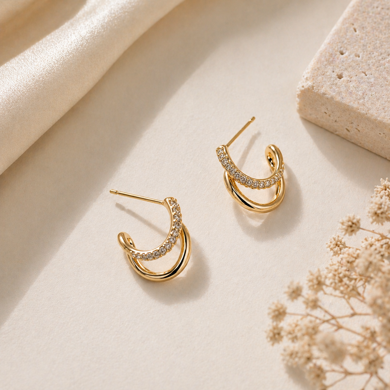 Aretes Dorados Elegantes con Zirconia | Brillo Fino y Estilo Minimalista