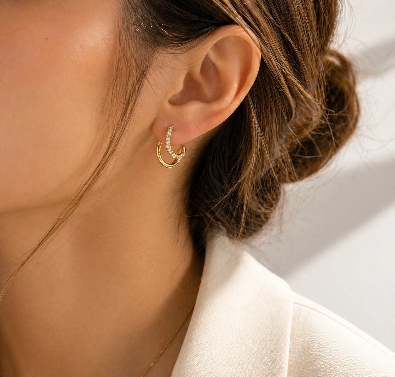 Aretes Dorados Elegantes con Zirconia | Brillo Fino y Estilo Minimalista