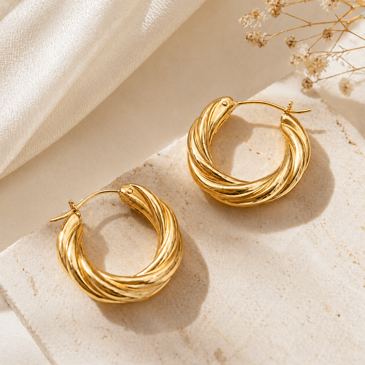 Aretes de Aro Dorado Trenzado – Elegancia Minimalista para Mujer