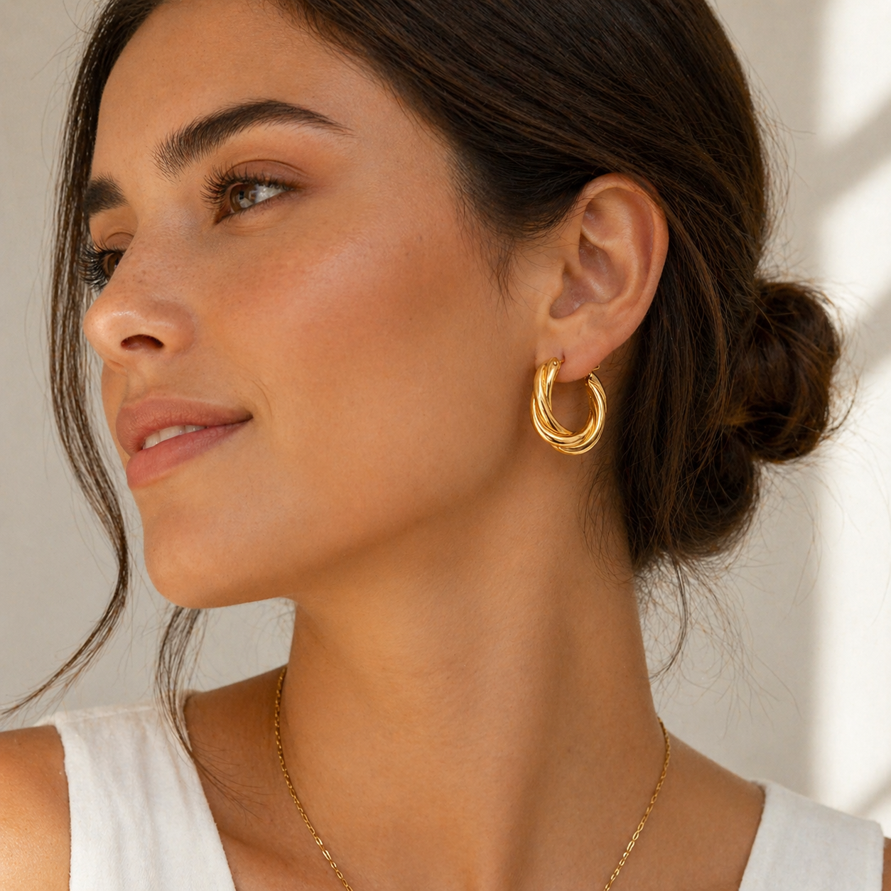 Aretes de Aro Dorado Trenzado – Elegancia Minimalista para Mujer
