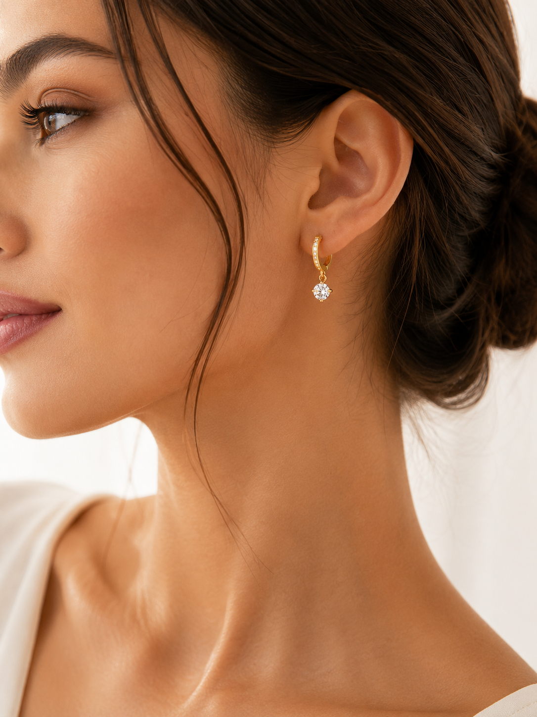 Aretes Huggie con Zirconia Colgante – Elegantes y Brillantes en Oro y Plata | Dainty Huggie Hoop Earrings