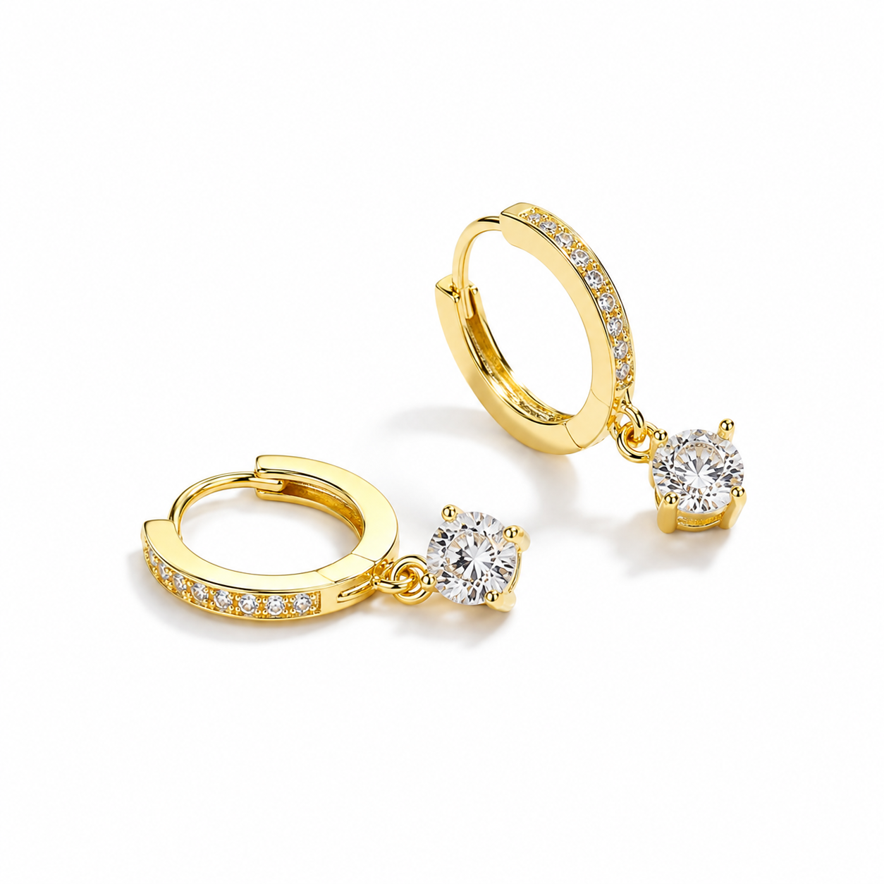 Aretes Huggie con Zirconia Colgante – Elegantes y Brillantes en Oro y Plata | Dainty Huggie Hoop Earrings