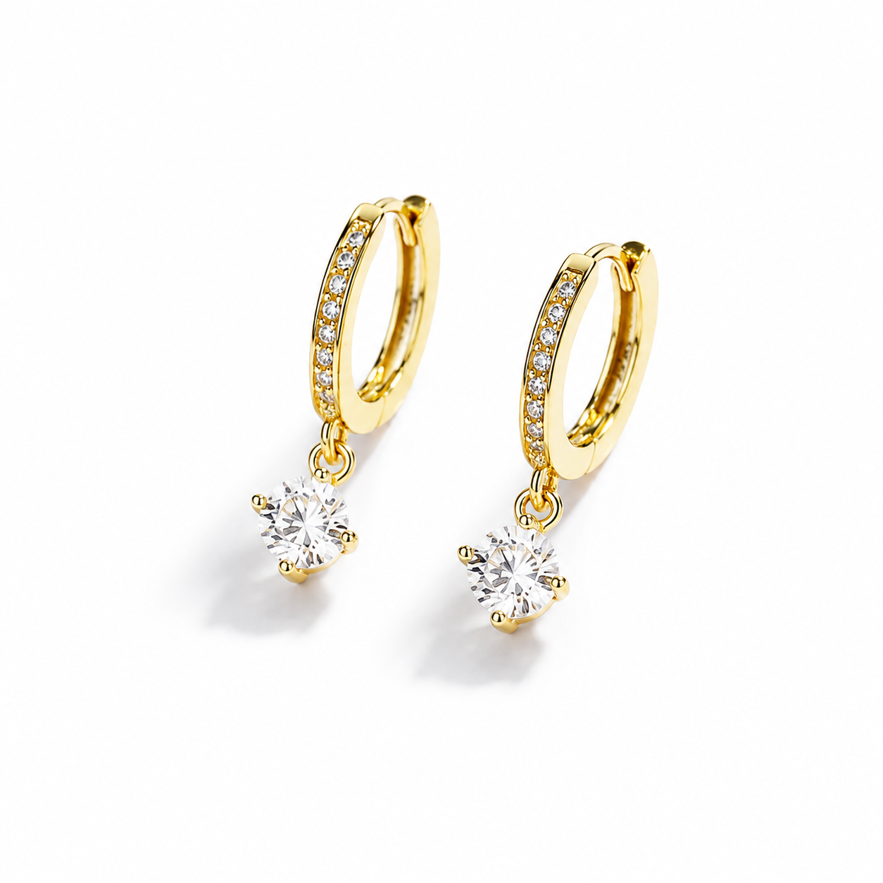 Aretes Huggie con Zirconia Colgante – Elegantes y Brillantes en Oro y Plata | Dainty Huggie Hoop Earrings