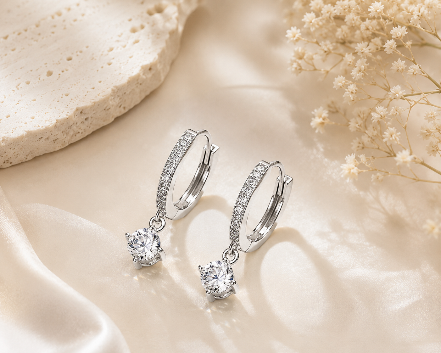 Aretes Huggie con Zirconia Colgante – Elegantes y Brillantes en Oro y Plata | Dainty Huggie Hoop Earrings