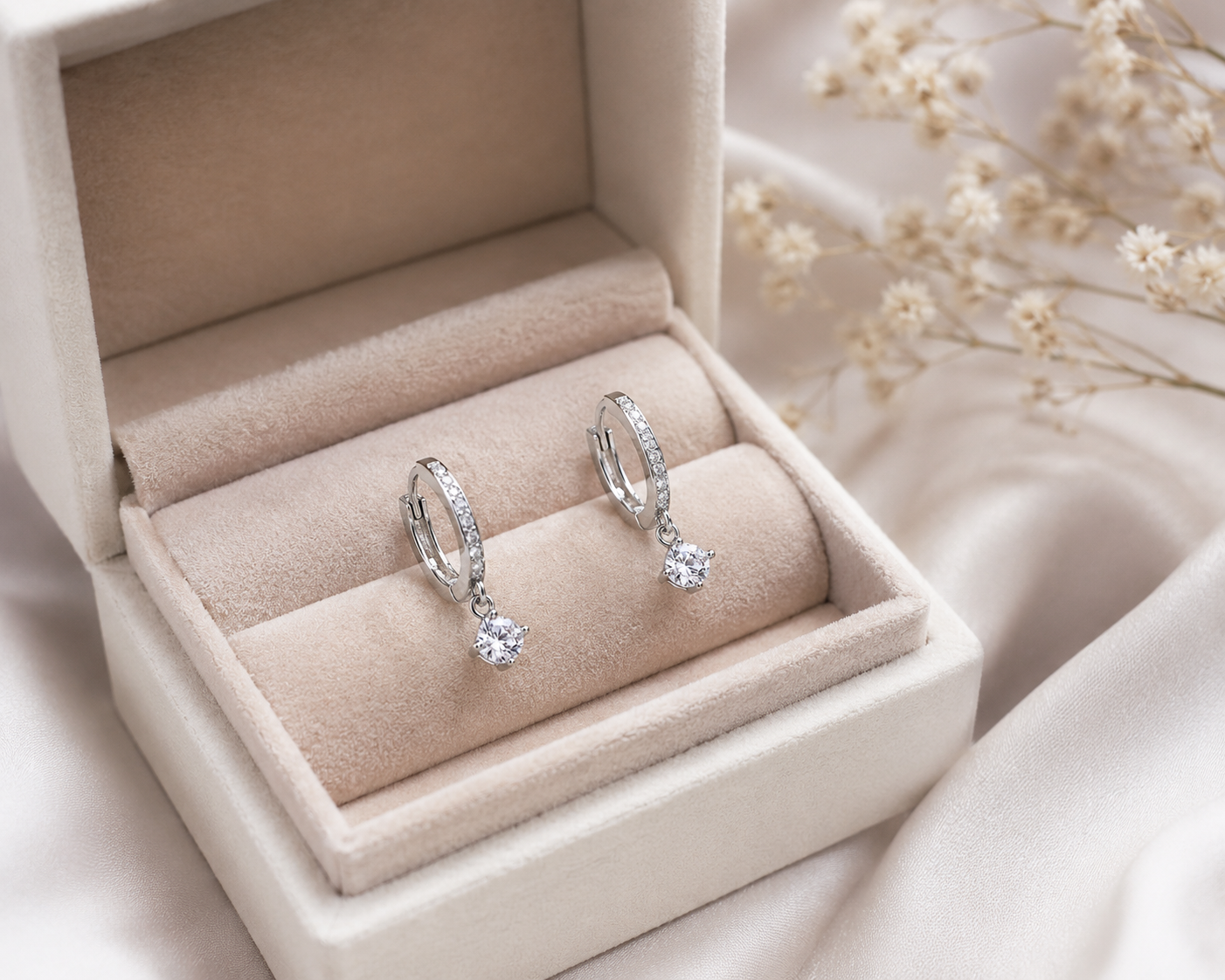 Aretes Huggie con Zirconia Colgante – Elegantes y Brillantes en Oro y Plata | Dainty Huggie Hoop Earrings