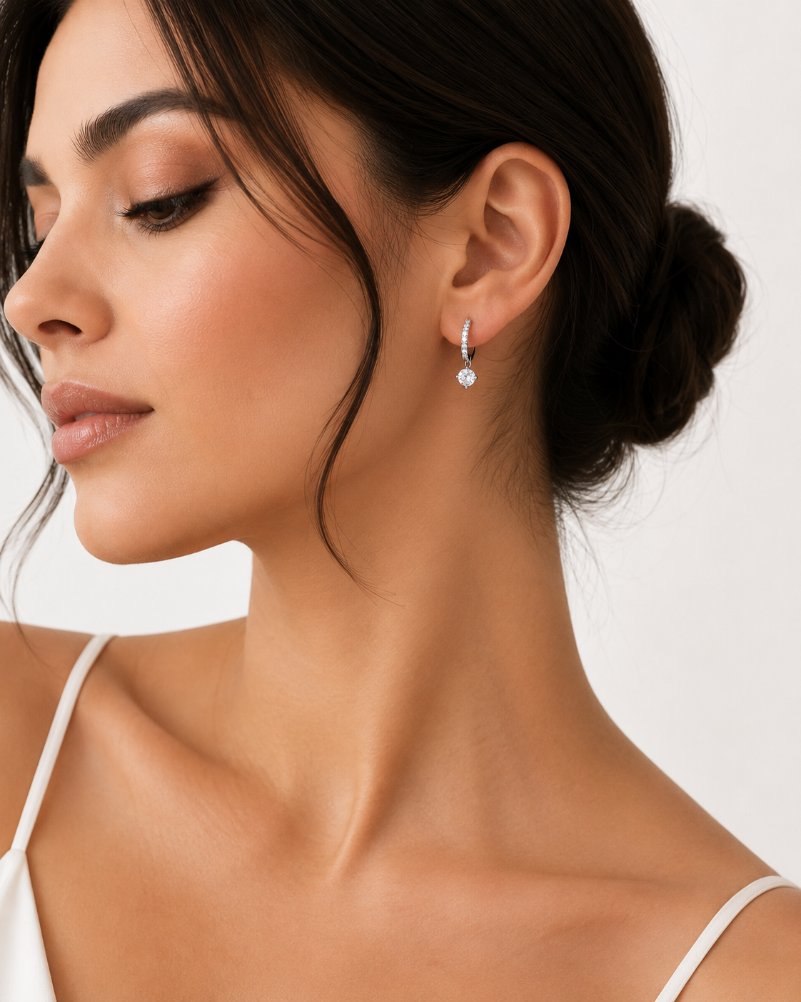 Aretes Huggie con Zirconia Colgante – Elegantes y Brillantes en Oro y Plata | Dainty Huggie Hoop Earrings