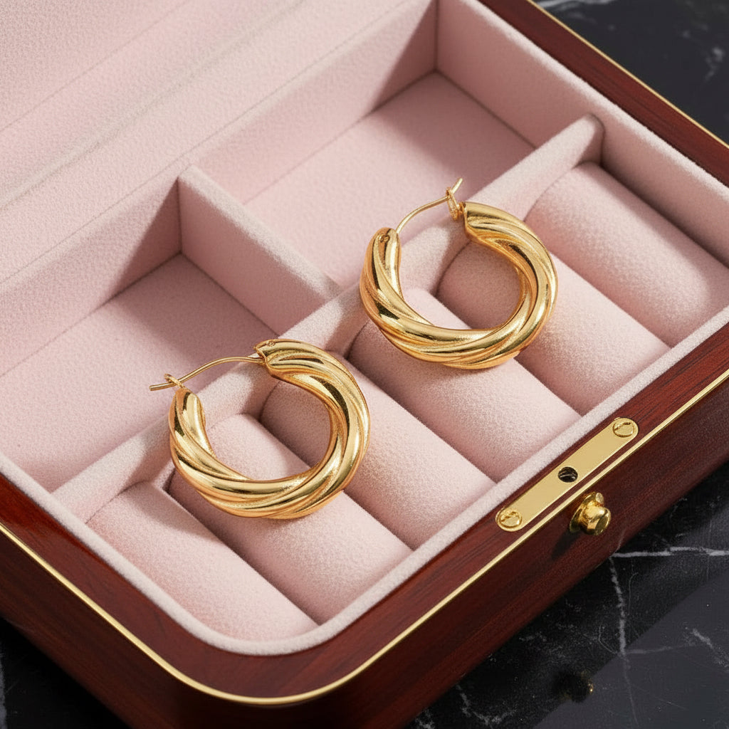 Aretes de Aro Dorado Trenzado – Elegancia Minimalista para Mujer