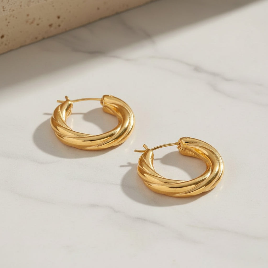 Aretes de Aro Dorado Trenzado – Elegancia Minimalista para Mujer