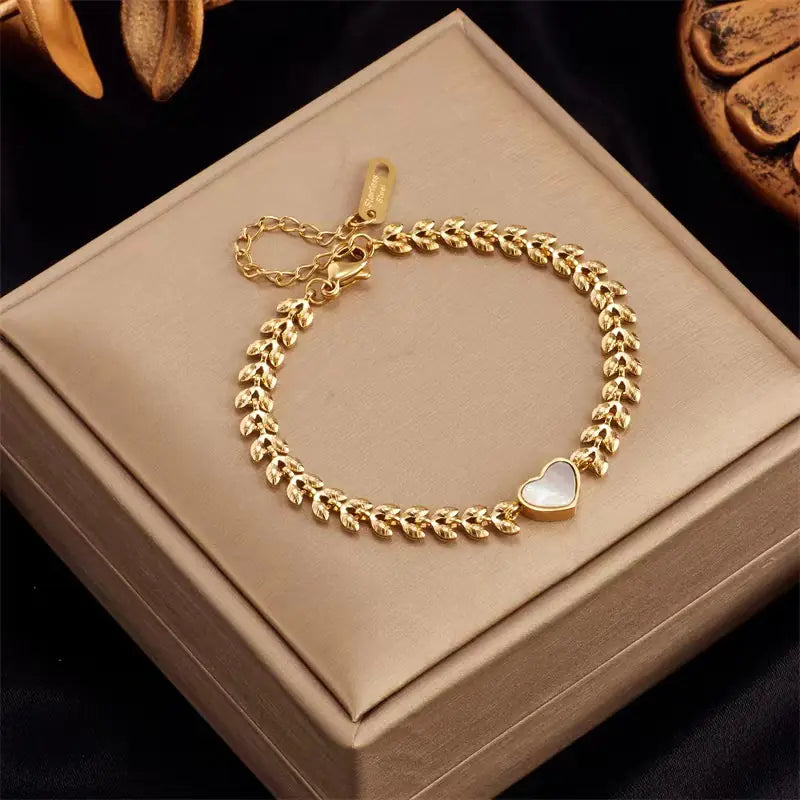 Pulsera de Corazón Retro en Acero de Titanio y Oro de 18K